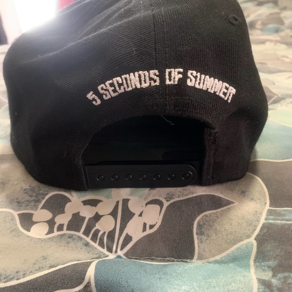 NWOT black white and green 5SOS Concert Merch SnapBack - Picture 3 of 5